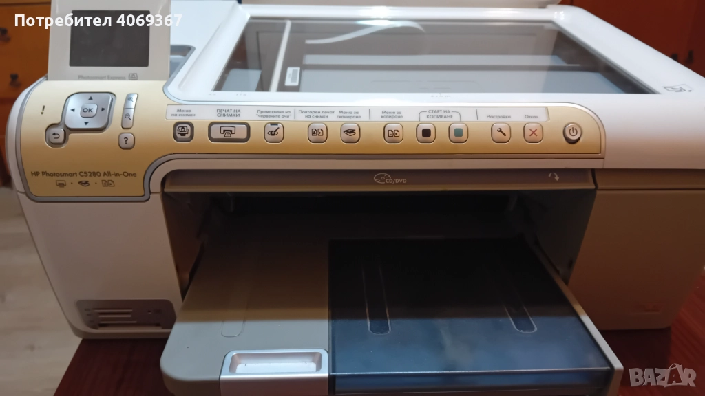 Продавам принтер, сканира но не принтира не знам защо , има касети с мастило и кабел ., снимка 1