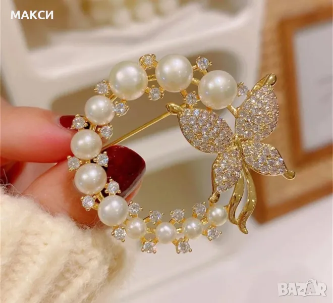 Красива нежна елегантна брошка с бели перли в златисто, снимка 1