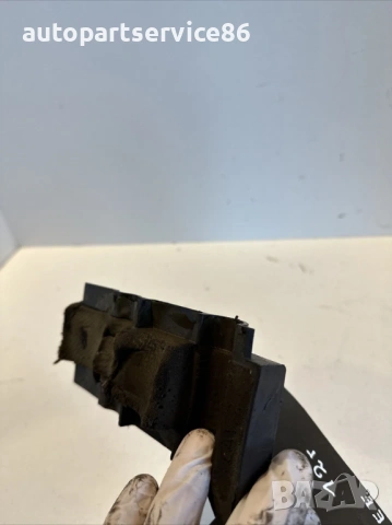 Десен държач на капака за Jeep Grand Cherokee 3.0 CRD (2012) 68148904AA, снимка 2 - Части - 53512864