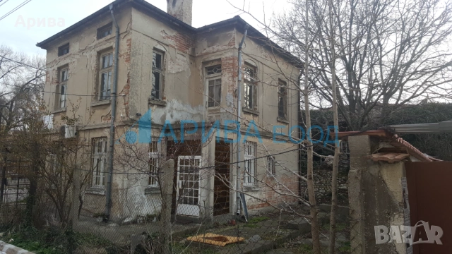 Самостоятелна двуетажна къща с двор в Хасково