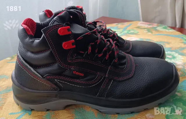 Работни обувки с метални бомбета. Масло и киселинно устойчива подметка. Размер 45. Нови.