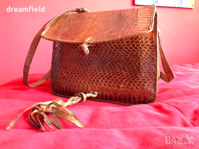 Чанта от змийска кожа