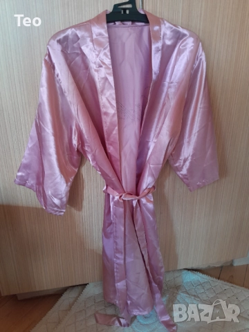 Розов сатенен халат за шаферка с надпис от камъни + подарък лента, снимка 4 - Други - 52933475