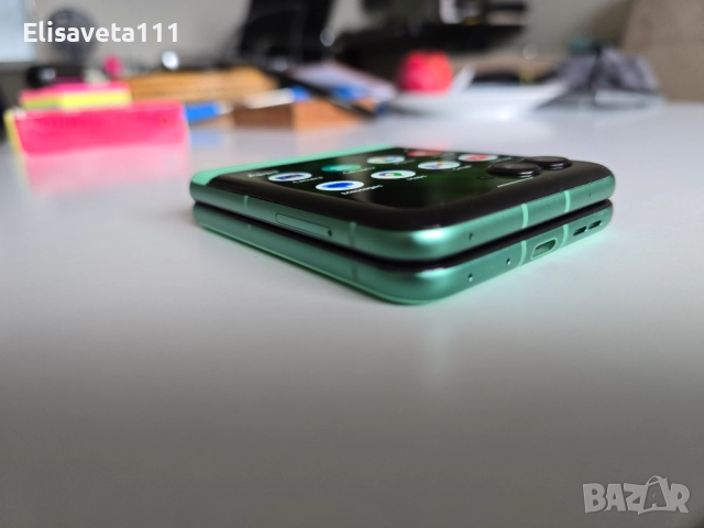 Зелен Motorola RAZR 2025 (RAZR 60) като нов, снимка 5 - Motorola - 52639195