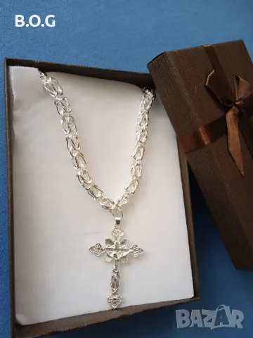 Масивен, сребърен ланец с кръст.Няколко различни варианти. Поставен в подаръчна кутия.