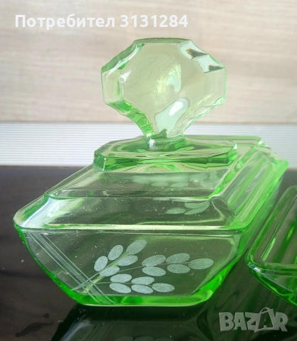 винтидж комплект за тоалетка от ураново стькло Германия, снимка 4 - Антикварни и старинни предмети - 53073308