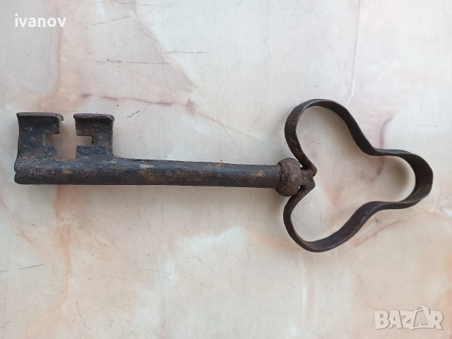 Масивен голям кован ключ 