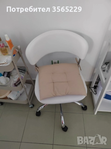 Продавам стол, бял, кожа