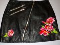 Н&М- М- Къса кожена пола с флорални мотиви и ципове, снимка 1 - Поли - 34568217