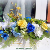 Композиция за маса с жълти и сини рози, снимка 4 - Изкуствени цветя - 36466883