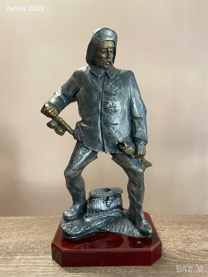 Винтажна алуминиева статуетка „Рибар с въдица“, върху червена основа, снимка 1