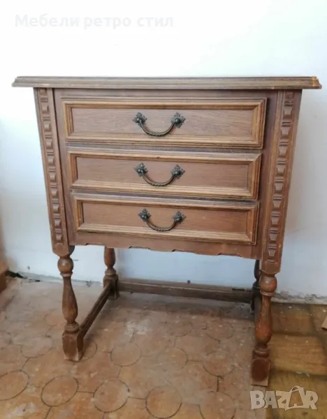 Красиво старинно нощно шкафче с три чекмеджета с дръжки в тъмно кафяво. , снимка 1