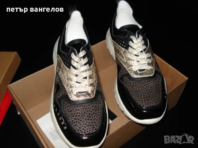 Продават се спортни дамски маратонки.