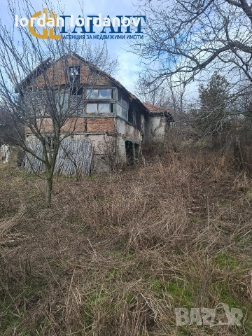Продава парцел с къща с. Дивотино