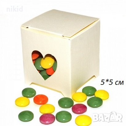 малка бяла с отвор сърце картонена кутия картонени кутии кутийки подарък сувенир