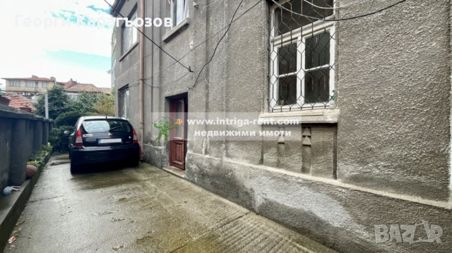 №4021 Тристаен апартамент (Етаж от къща) с двор и паркомясто в квартал Училищни, Хасково.