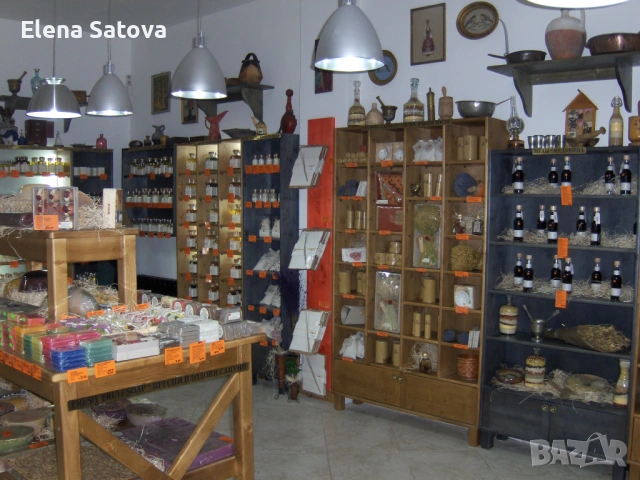 Продавам поставки , маси и полилеи, снимка 2 - Маси - 53401378