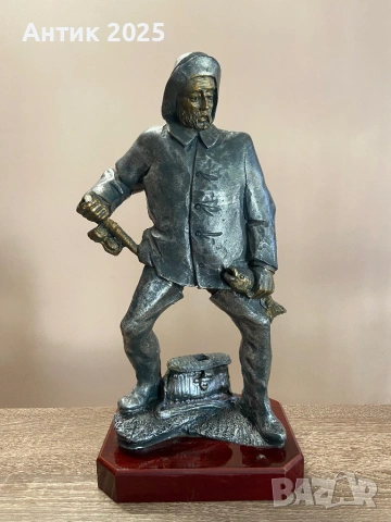 Винтажна алуминиева статуетка „Рибар с въдица“, върху червена основа