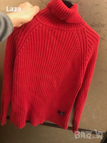 Продавам меки , топли блузи тип -поло червено.Марката е GAP 
