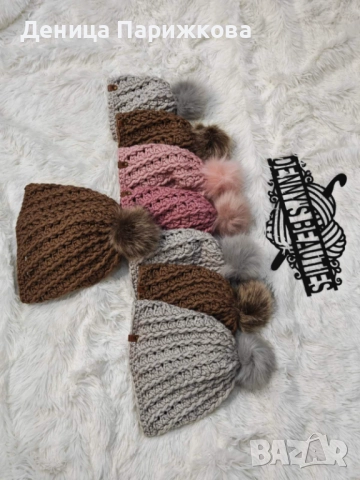 Ръчно плетена релефна шапка „Стела“ с подвижен пухкав помпон, снимка 7 - Шапки - 52593633