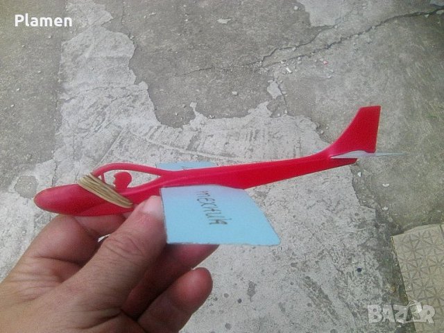Стар български модел на самолет който се запуска с ластик и лети Млад техник