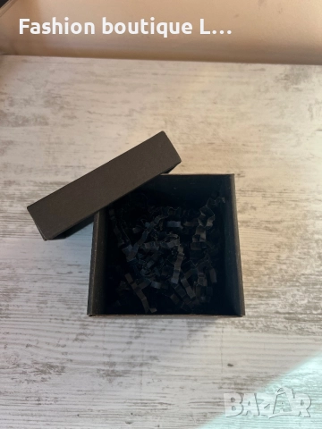 Черна кутия подходяща за подарък с черни хартии нарязани на Шредер за уплътнение 🖤