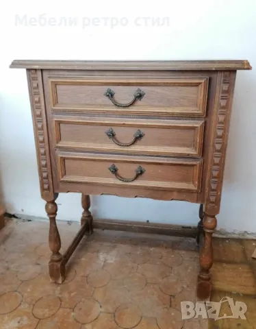 Красиво старинно нощно шкафче с три чекмеджета с дръжки в тъмно кафяво. 