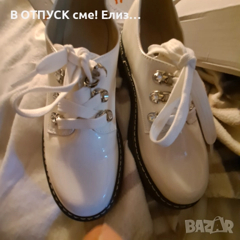 Обувки тип DrMartens лачени бели лак, снимка 5 - Дамски ежедневни обувки - 51772236