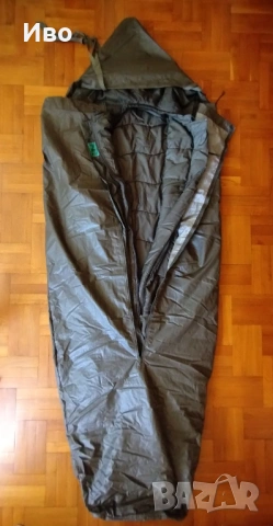 Carinthia 3-сезонен спален чувал с водонепромокаем протектор 