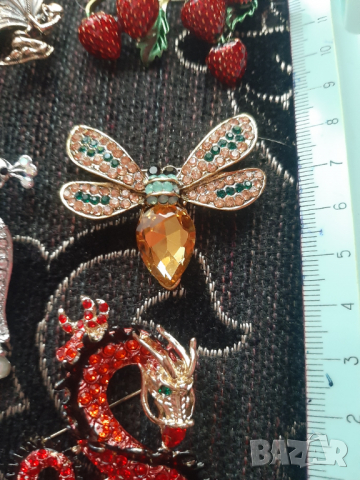 Стилни дамски брошки,нови, снимка 6 - Колиета, медальони, синджири - 36207163