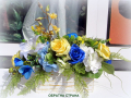 Композиция за маса с жълти и сини рози, снимка 4