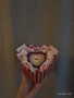 Подаръчна🎁 кутия с ръчно изработена свещ в свещник под формата на сърце, със аромат "Маршмелоу ", снимка 1