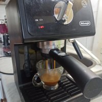 Кафемашина Делонги с ръкохватка с крема диск, работи отлично и прави хубаво кафе с каймак , снимка 1 - Кафемашини - 41874761