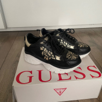 Сникърси Guess, снимка 1 - Маратонки - 44683367