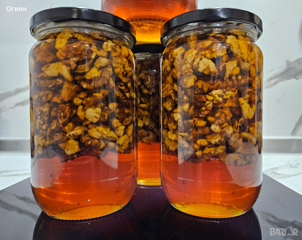 Пчелен мед с печени орехи, снимка 1