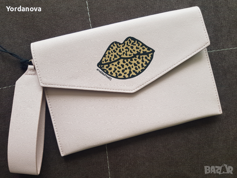 Bouffants And Broken Hearts - оригинална дамска чантичка, снимка 1