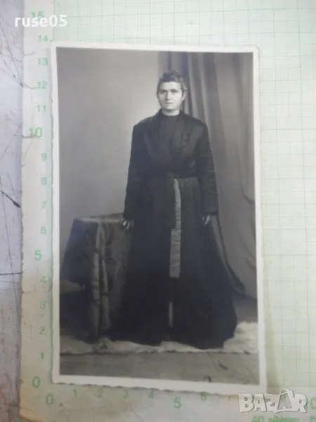 Снимка стара на жена до маса - 1, снимка 1