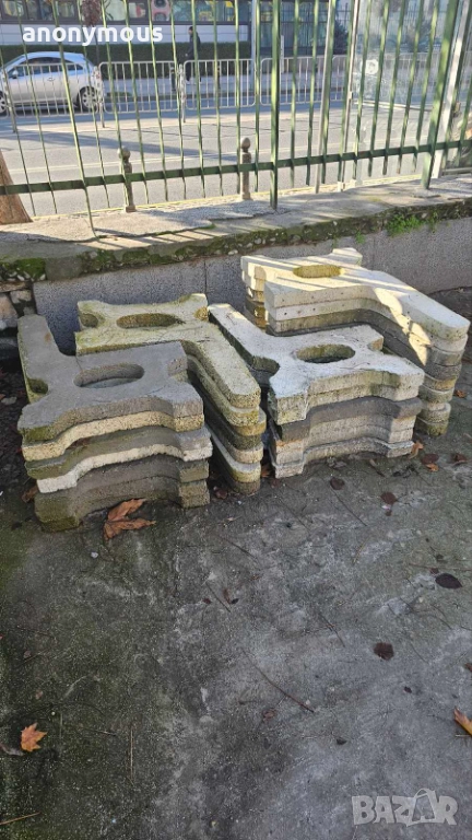 ПОДАРЯВАМ бетонни основи за пейки, снимка 1