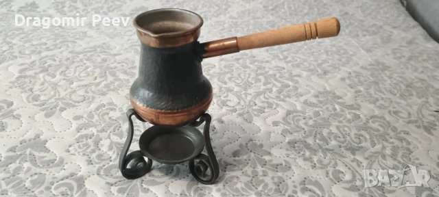 Предлагам ръчно изработено чисто ново и неизползвано медно джезве със стойка за подгряване