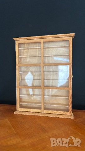 Малка дървена витрина за колекции, снимка 1 - Антикварни и старинни предмети - 44306705