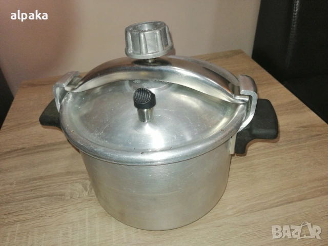 Продавам руска 6-литрова алуминиева тенджера под налягане
