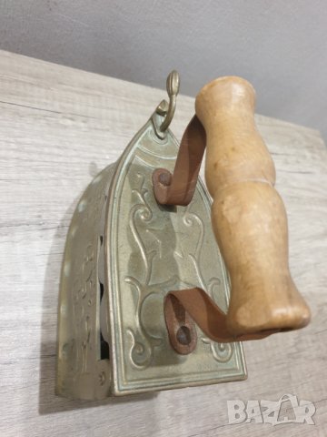 Стара бронзова ютия, снимка 1 - Антикварни и старинни предмети - 40305591