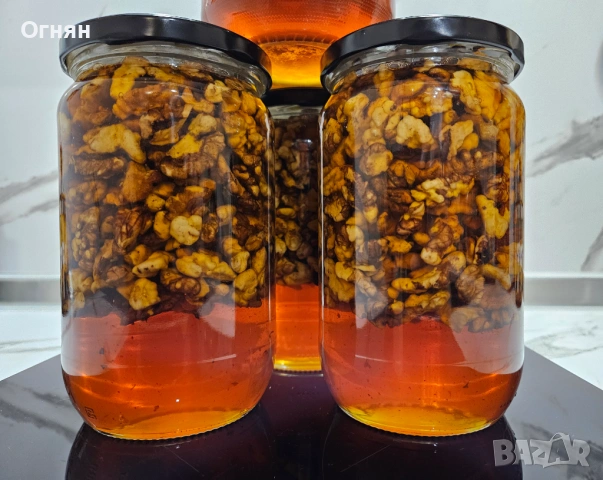 Пчелен мед с печени орехи