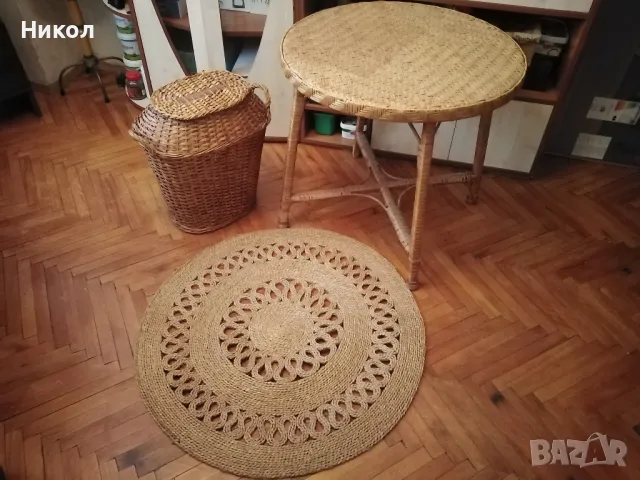 Плетени ратанова маса и рогозка