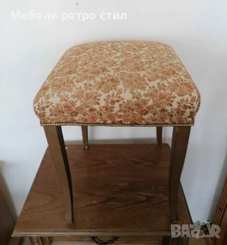 Една прекрасна старинна табуретка, която  е със страхотно красива дамаска. , снимка 3 - Дивани и мека мебел - 49648128
