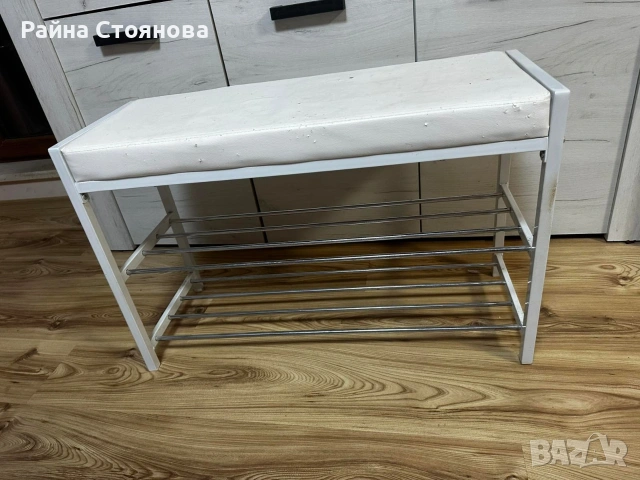 Продавам пейка със стойка за обувки