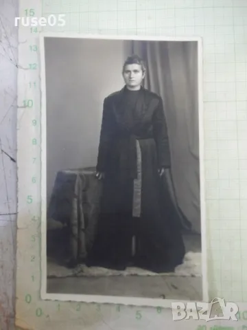 Снимка стара на жена до маса - 1