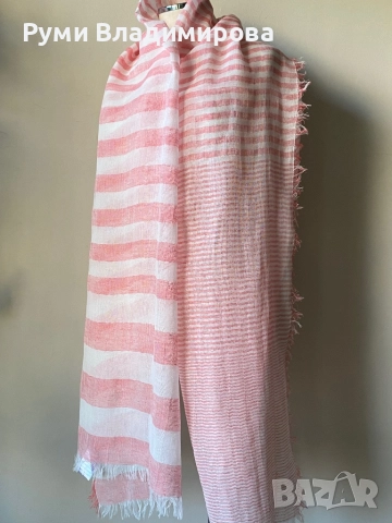 Бял шал на червени райета с 65 % памук и 35 % лен, снимка 2 - Шалове - 52809945