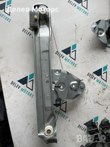 827208597R заден десен стъклоповдигач от Dacia Duster 1.0 Tce 100 HMMT, 6 ск., двигател H4D480, 2023, снимка 2 - Части - 49120964