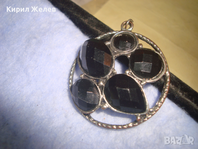 ВИНТИДЖ СРЕБРИСТО КРАСИВО МЕДАЛЬОНЧЕ с ФАСЕТИРАНИ ЦВЕТНИ КРИСТАЛЧЕТА 19816
